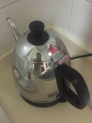 金灶(KAMJOVE)E-400食品級不銹鋼電熱水壺 全鋼電茶壺 燒水自動斷電--質(zhì)量很好,加熱速度快,唯一的問題是在壺內(nèi).